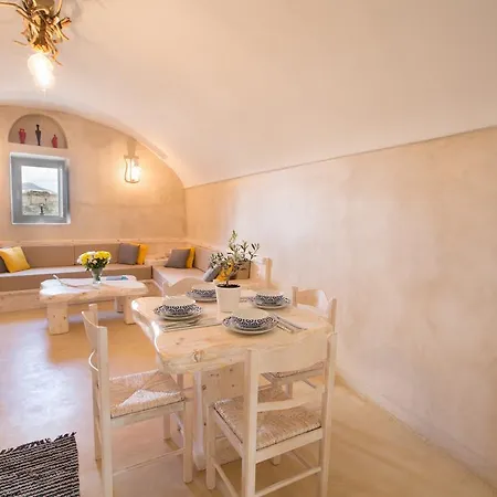 Nest With Hot Tub, Hammam & Outdoor Cinema Akrotiri (Santorini)