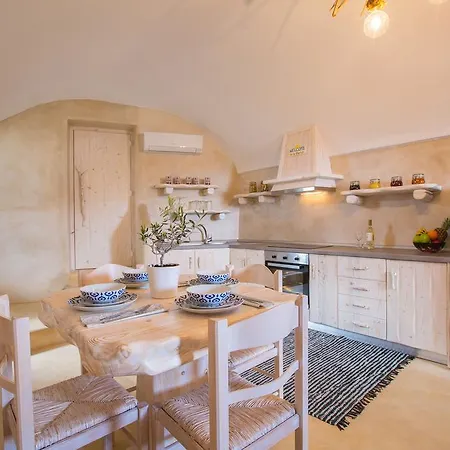 Nest With Hot Tub, Hammam & Outdoor Cinema * Akrotiri (Santorini)